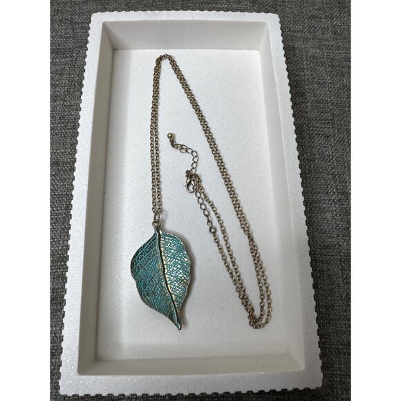 Leaf Pendant Gold Tone Necklace w/ Adjustable Chain Length Womens Fashion - Picture 2 of 5